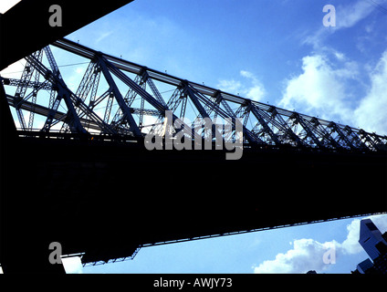 Bridge vu de l'angle, silhouetté contre le ciel. Banque D'Images