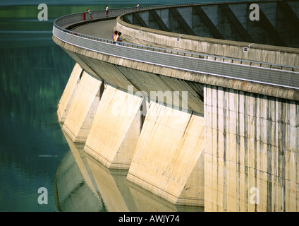 France, Savoie, Barrage de Roseland, les personnes à bord de l'eau à Banque D'Images