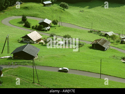 France, Savoie, roud à travers les collines avec des maisons. Banque D'Images