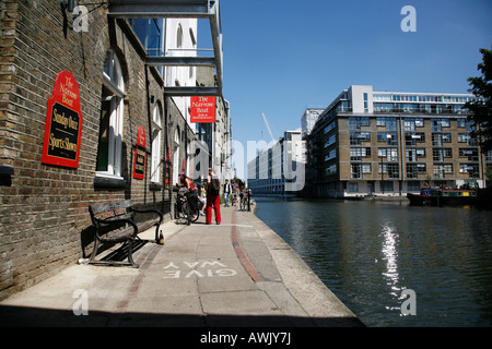 Bateau étroit pub sur le Regents Canal Islington, Londres Banque D'Images