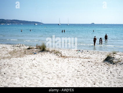 La France, la Corse, les gens marcher at beach Banque D'Images