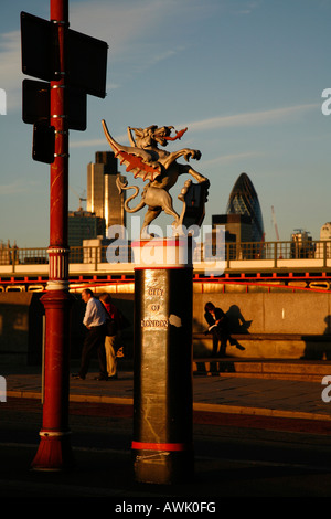 Ville Dragon sur Blackfriars Bridge encadré par le Gherkin et tour 42, la ville de Londres Banque D'Images