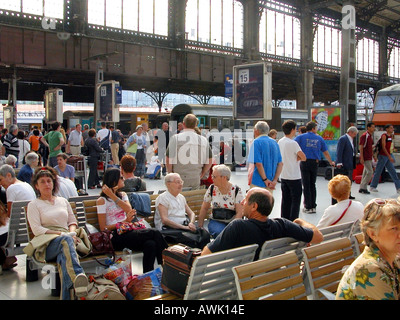 France Paris Passagers attendant leurs trains à l'intérieur de la gare d'Austerlitz Banque D'Images