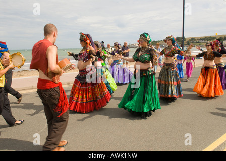 Festival folklorique de Swanage. excentriques danseurs du ventre extravertis dans un défilé de danseurs traditionnels le long du front de mer. Septembre, Dorset, Royaume-Uni Banque D'Images