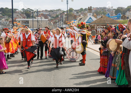 Swanage, Dorset, UK. Swange Folk Festival, des danseurs dans le long de la mer. Septembre Banque D'Images