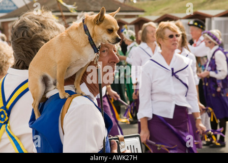 Swanage Swanage Dorset UK Folk Festival chien sur les épaules de la danseuse dans le long de la mer Septembre Banque D'Images