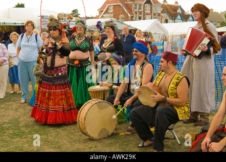 Swanage, Dorset, UK. Festival Folk de Swanage. La troupe de danseuses du ventre dans la scène showgrounds. Septembre Banque D'Images