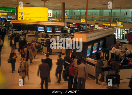 Les passagers à l'aéroport, Heathrow, Londres, Angleterre Banque D'Images