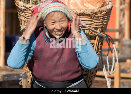 Minorité ethnique chinoise Bai Woman Carrying Basket, Dali, Yunnan Province, China Banque D'Images