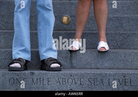 Pieds sur le Mile High step, capitole du Colorado, Denver, Colorado. Banque D'Images