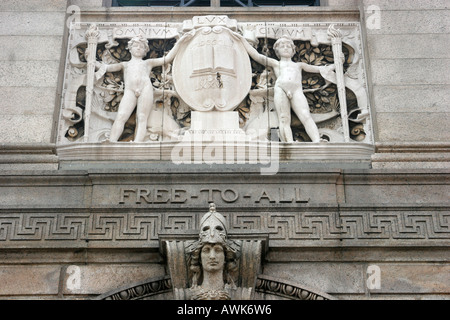 Gratuit pour tous au-dessus de l'entrée de la Bibliothèque publique de Boston à Boston Massachusetts USA Banque D'Images