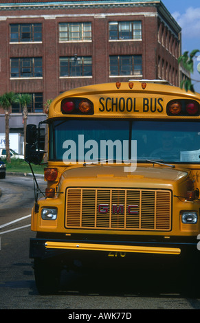 Schoolbus sur route, La Nouvelle-Orléans, Louisiane, Etats-Unis Banque D'Images