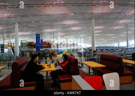 Les passagers dans un restaurant dans le Terminal 3 de Beijing Capital Airport. 13-Mar-2008 Banque D'Images