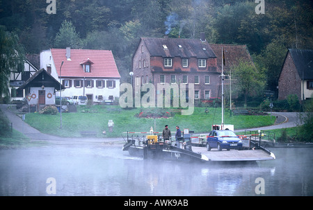 Deux personnes et location de bateau de rivière, rivière Neckar, Heidelberg, Allemagne Banque D'Images