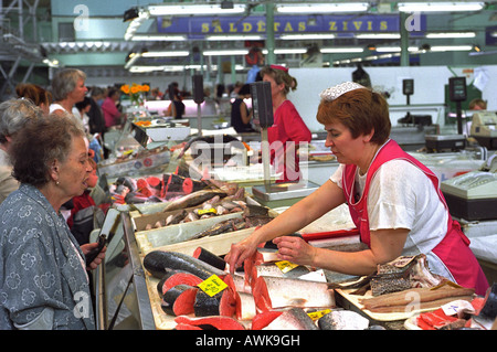 Vente de poissons dans l'une des halles à Riga, Lettonie Banque D'Images