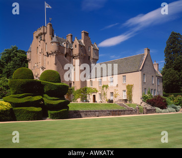 Le Château de Crathes, Aberdeenshire, Scotland, UK. Le croquet et topiary Banque D'Images