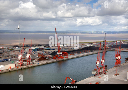 Avec les stations d'AVONMOUTH SEVERN BRIDGE DANS LE FOND PRÈS DE BRISTOL UK Banque D'Images