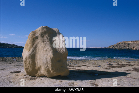 Rocher sur la plage, Gnejna Bay, Malte Banque D'Images