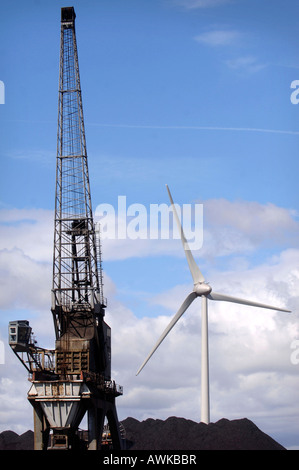 Une ÉOLIENNE À CÔTÉ D'UN DÉPÔT DE CHARBON À AVONMOUTH BRISTOL UK 2007 PRÈS DE PORT Banque D'Images