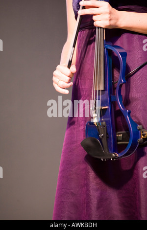 Femme élégante joue un violon électronique Banque D'Images