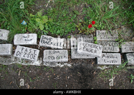 Briques Memorial placé à côté de la case 9 et 10 dans l'ancien camp de concentration Nazi à Bergen Belsen, en Allemagne. Banque D'Images