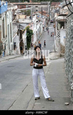 Femme chinoise à prendre des photos de tourisme Santiago de Cuba Street scene Banque D'Images