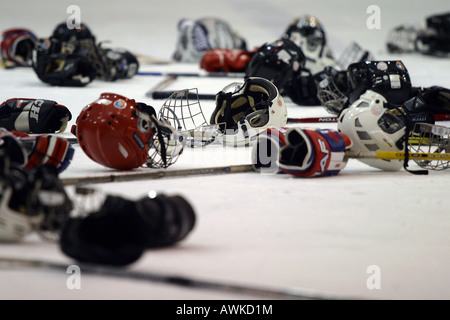 Couleur horizontale photo montrant des gants de hockey, des bâtons et des casques que l'équipe accepte leurs médailles pour gagner un tournoi. Banque D'Images