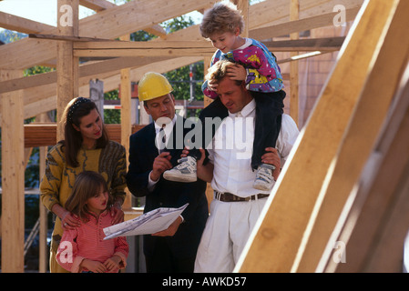 Comité permanent de la famille avec l'architecte at construction site Banque D'Images