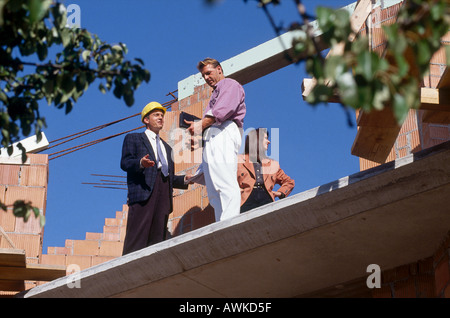 Low angle view of man talking to architect at construction site Banque D'Images