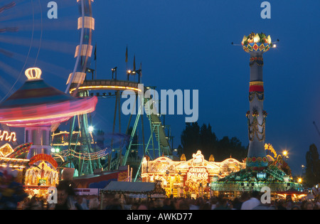 Parc d'éclairé la nuit, le Festival de la bière de Stuttgart, Stuttgart, Bade-Wurtemberg, Allemagne Banque D'Images