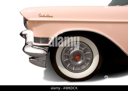 Avant de voir le profil d'un rose rétro Cadillac sur un fond blanc, pur. Banque D'Images