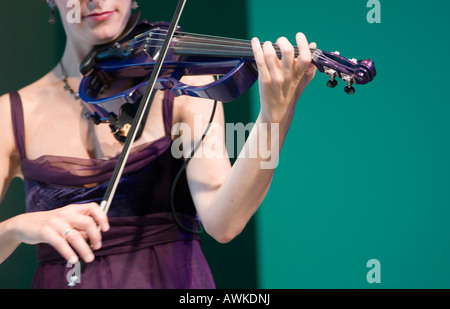 Femme élégante joue un violon électronique Banque D'Images