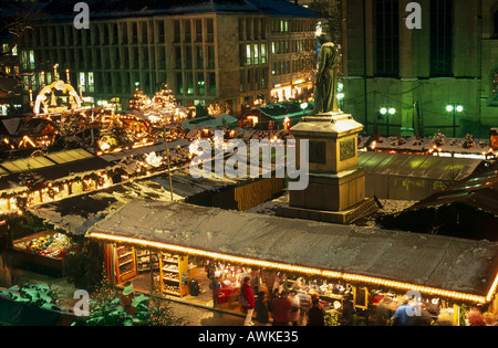 Portrait de personnes à Noël, Schillerplatz, Stuttgart, Bade-Wurtemberg, Allemagne Banque D'Images