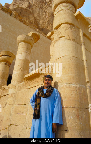 Pose à la reine Hatshepsout Guide's Temple , Thèbes, Egypte Banque D'Images