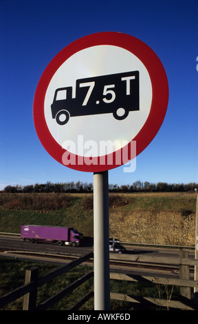 Panneau d'avertissement de restriction limite de poids de 75 tonnes pour lorrys sur route avec l'a1 m1 dans la distance leeds uk Banque D'Images