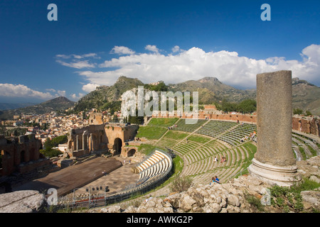 Théâtre grec Théâtre amphithéâtre amphithéâtre en ruines dans le soleil d'été à ville de Taormina Italie Siciliy en arrière-plan Banque D'Images