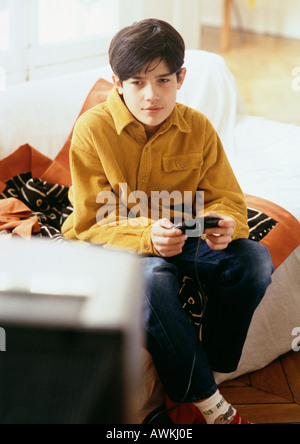 Garçon jouant des jeux vidéo sur la table. Banque D'Images