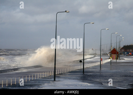 Des vents de tempête battues le Fylde coast à l'invités de près de Blackpool à marée haute. Banque D'Images