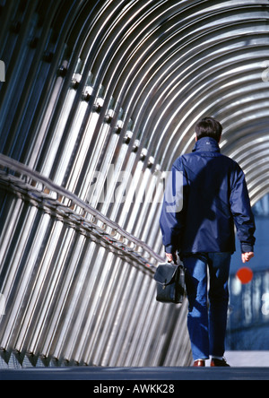 Homme qui marche Banque D'Images