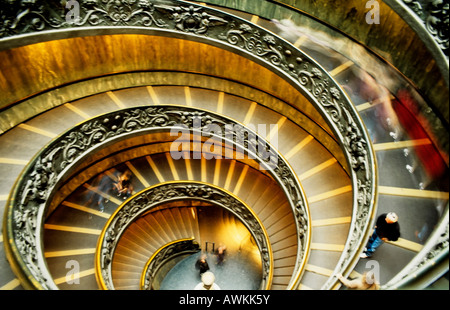 Musée du Vatican en colimaçon avec les visiteurs Rome Italie Europe de l'intérieur Banque D'Images