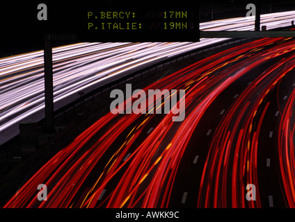 Light trails sur freeway Banque D'Images