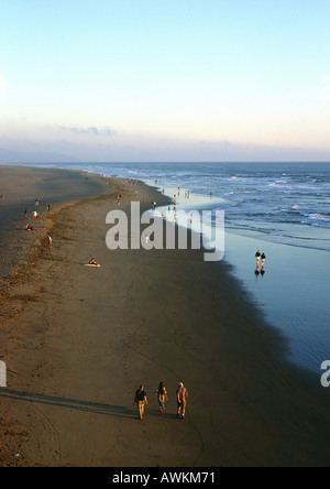 La Californie, San Francisco, les gens walking on beach Banque D'Images