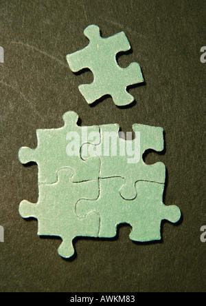 Quatre pièces de casse-tête et d'une autre pièce, close-up Banque D'Images