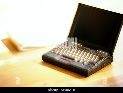 Ordinateur portable sur la table, blurred Banque D'Images