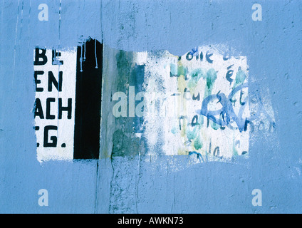 Les lettres sur le mur bleu Banque D'Images