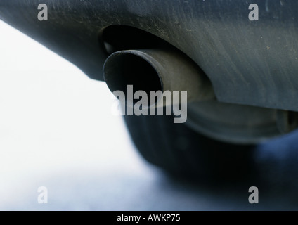 Tuyau d'échappement de voiture, close-up Banque D'Images