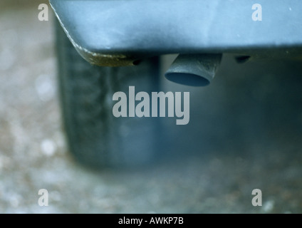 Tuyau d'échappement de voiture émettant des fumées, close-up Banque D'Images