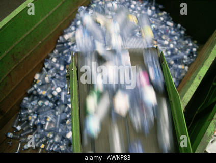 Les bouteilles en plastique sont triés en gros bin Banque D'Images