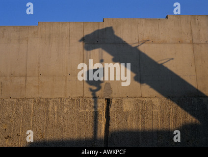 Ombre de crane projetée sur mur Banque D'Images