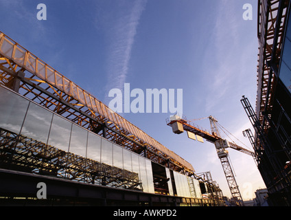 Grue en construction site, low angle view Banque D'Images